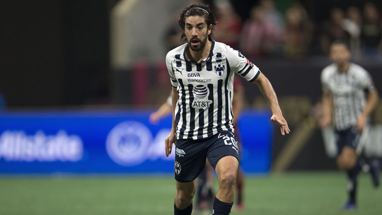 Rodolfo Pizarro conduce el balón en juego de Rayados 