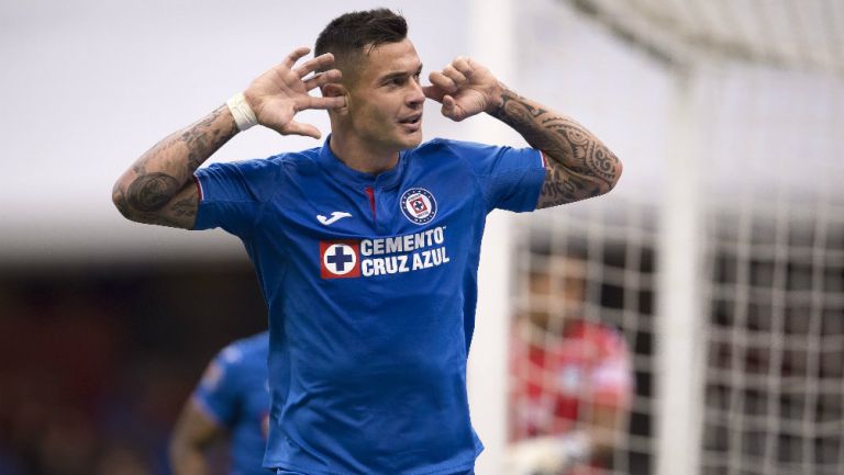 Milton Caraglio festeja un gol con el Cruz Azul
