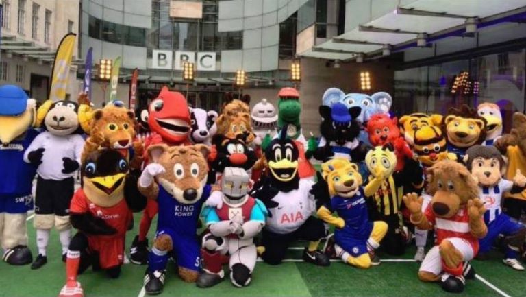 Mascotas de la Premier League afuera de las instalaciones de la BBC