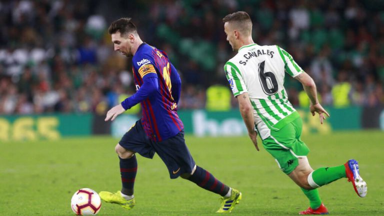 Messi conduce el balón ante la persecución de Canales 