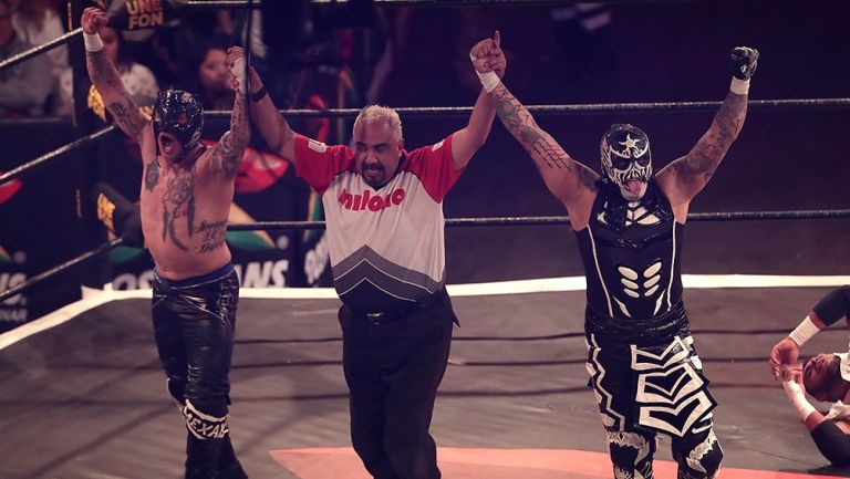 Los Lucha Brothers festejan en el ring de AAA