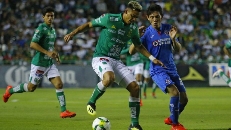 González protege la esférica en duelo contra Cruz Azul en Copa MX