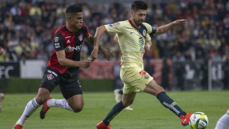 Oribe conduce el esférico en duelo contra Atlas en Liga MX