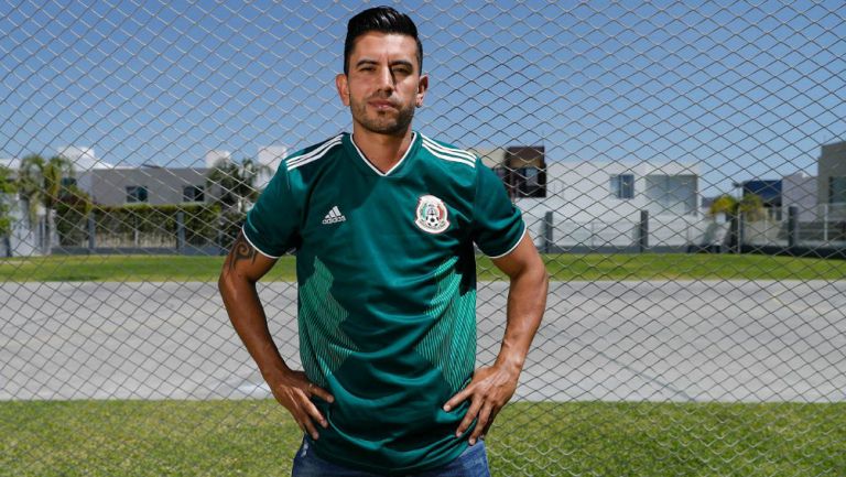 Alberto Medina posa con la camiseta de la Selección Mexicana