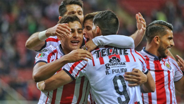 Jugadores de Chivas festejan gol de Alexis Vega