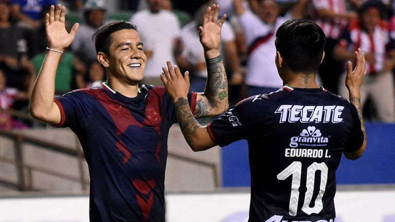 Pérez festeja con la Chofis su gol en el amistoso vs Zacatepec