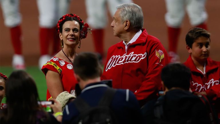 Isabel Grañen durante la inauguración del estadio de los Diablos Rojos 