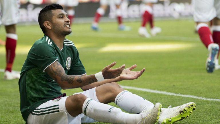 Tecatito Corona se queja en un juego con la Selección Mexicana