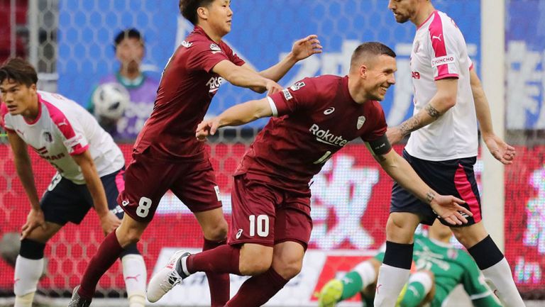 Podolski celebrando un gol con el Vissel Kobe