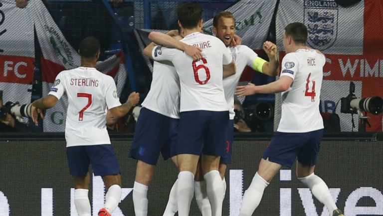 Jugadores de Inglaterra celebran un gol vs Montenegro