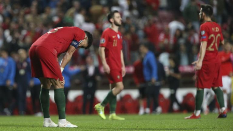 Pepe se lamenta en el juego entre Portugal y Serbia