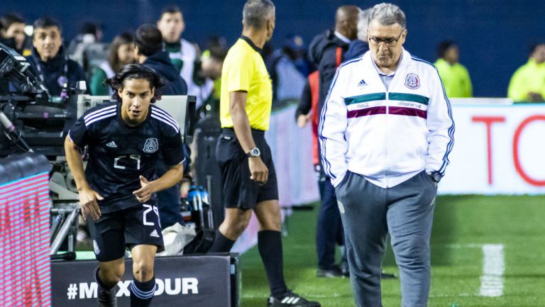 Diego Lainez y Gerardo Martino durante un juego del Tri