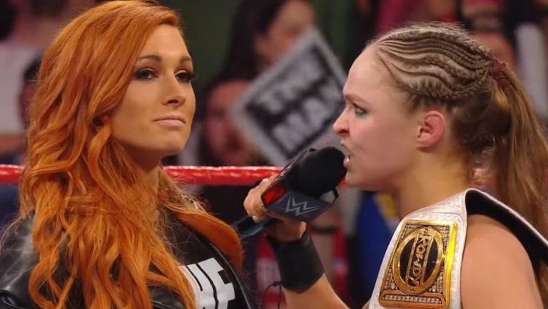 Becky Lynch y Ronda Rousey durante una lucha