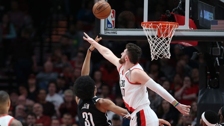 Jusuf Nurkic intenta ganar un rebote