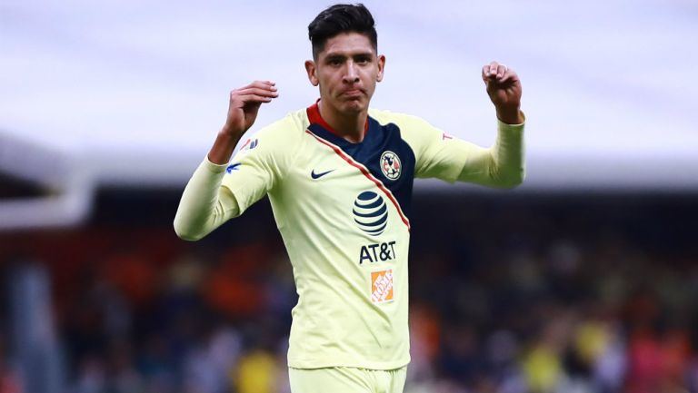 Edson Álvarez durante un partido contra Chivas 