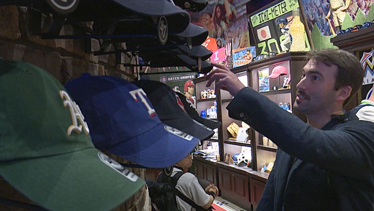 Mellows observa unas gorras de la MLB