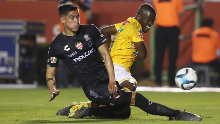 Alexis Peña y Enner Valencia, buscan la redonda