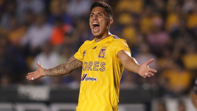 Carlos Salcedo reclama falta durante un duelo con Tigres