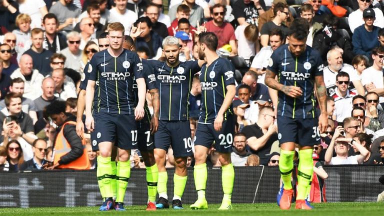 Agüero festeja con sus compañeros su gol frente al Fulham 