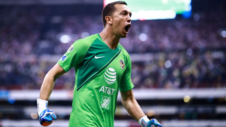 Agustín Marchesín festeja un gol del América