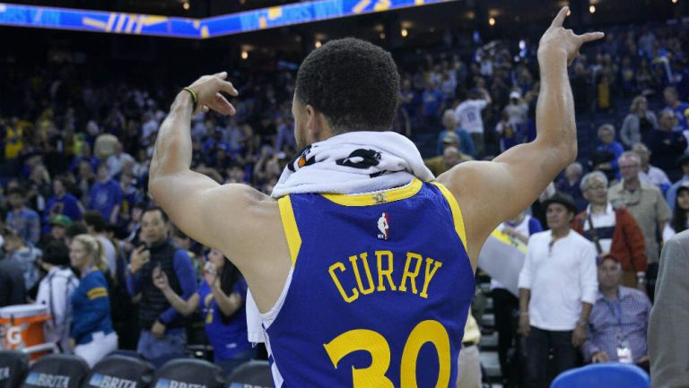 Stephen Curry celebra triunfo de Golden State