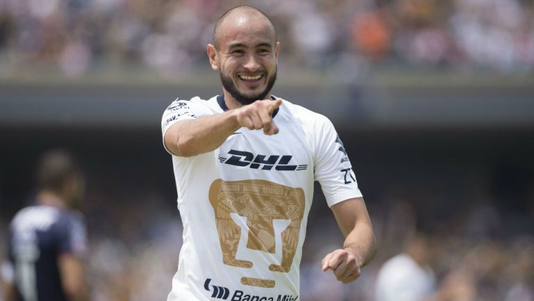 Carlos González celebra un gol ante Chivas 