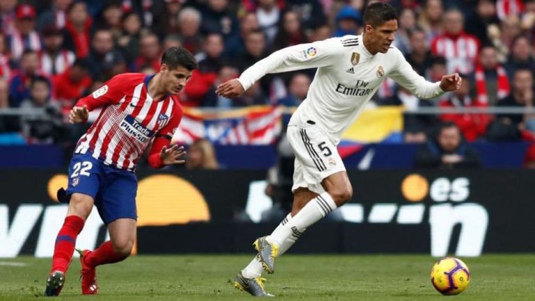 Varane pelea un balón con Morata en el Derbi madrileño 