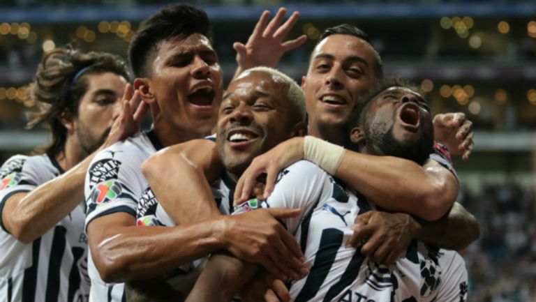 Jugadores de Rayados celebran anotación de Avilés