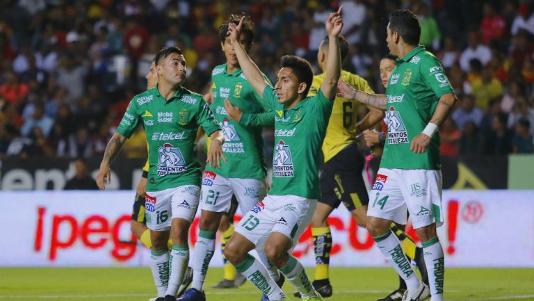Jugadores del León festejan un gol de Ángel Mena