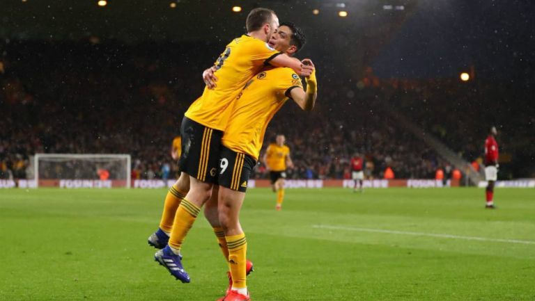 Raúl Jiménez festeja un gol con los Wolves