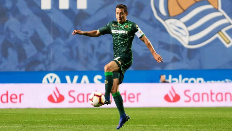 Guardado controla el balón durante el partido contra la Real Sociedad