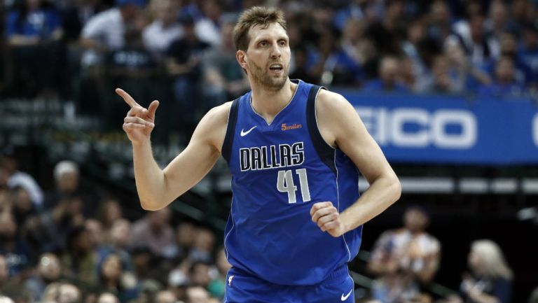 Dirk Nowitzki durante su último partido como local con los Mavericks