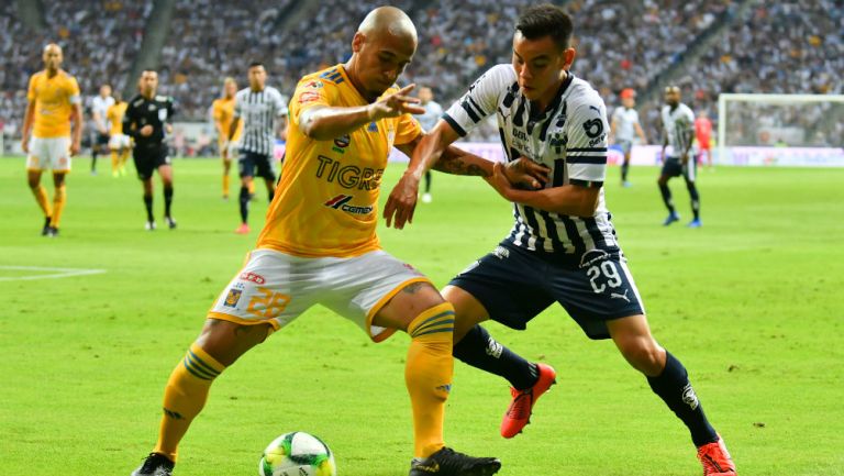 Luis Rodríguez y Carlos Rodríguez durante un Clásico Regio