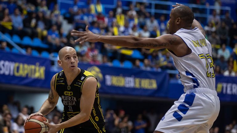 Jugador de Fuerza Regia durante el partido con Capitanes