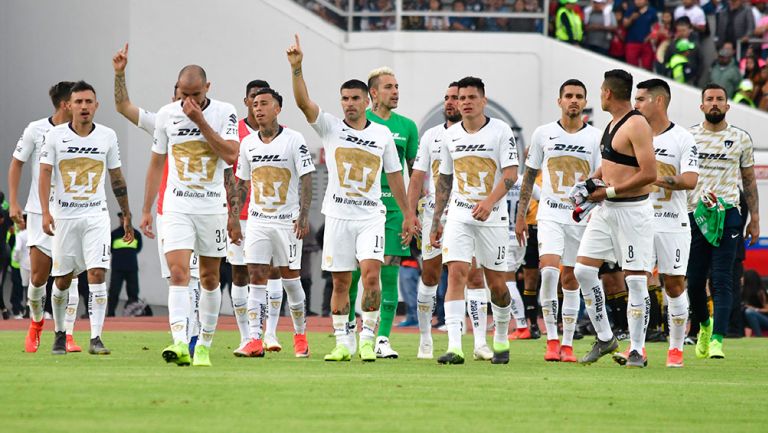 Jugadores de Pumas al término de partido ante Lobos 