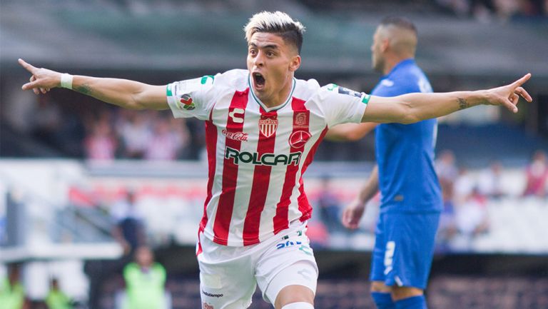 Brian Fernández celebrando un gol con el Necaxa 