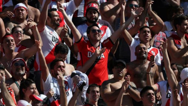 Afición de River Plate apoyando a los Millonarios 