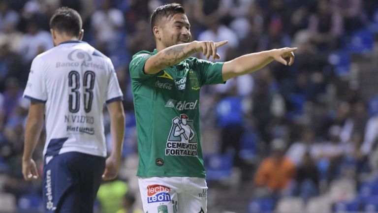 Jean Meneses festeja un gól con el León