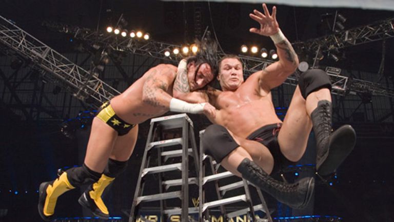 Randy Orton aplica un 'RKO' a su rival