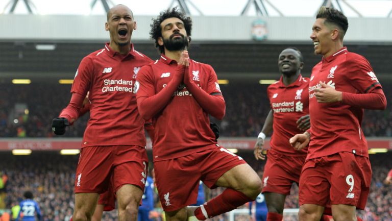 Salah celebra con sus compañeros anotación frente al Chelsea 