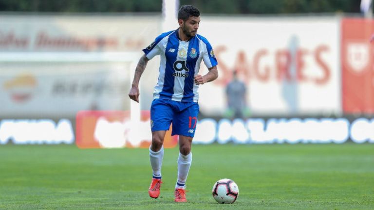 Tecatito Corona durante partido con el Porto