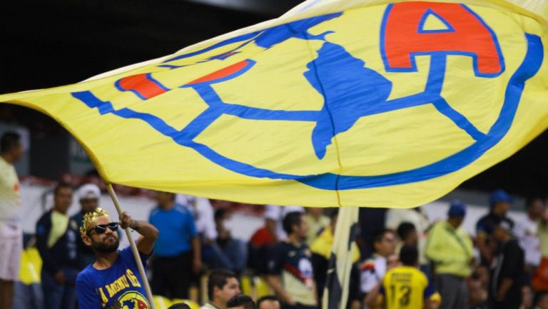 Fan del América con una bandera