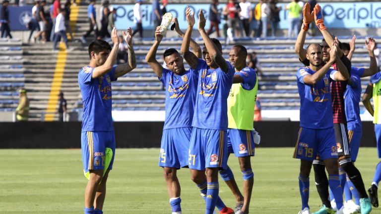 Tigres celebra con su afición luego del triunfo ante Lobos BUAP