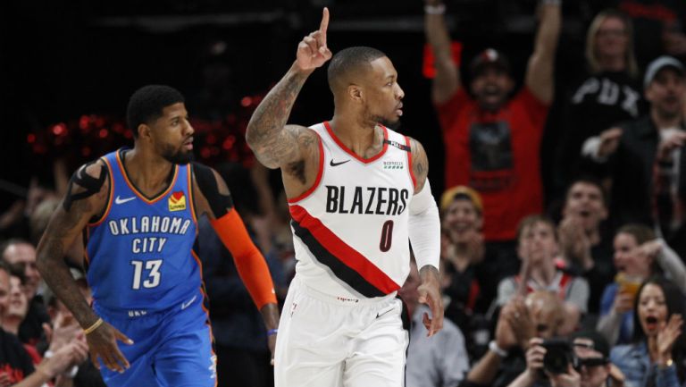 Damian Lillard celebra luego de anotar una canasta