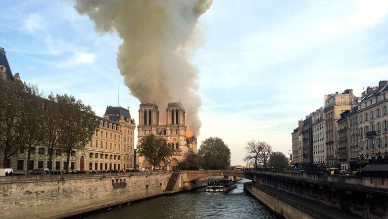 Catedral de Notre Dame durante el incendio 