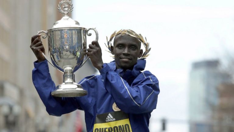 Lawrence Cherono levante trofeo del maratón de Boston
