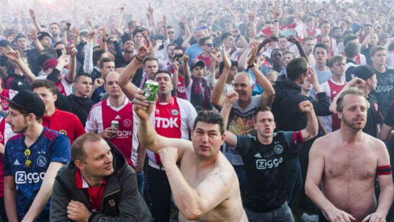 Aficionados del Ajax antes de un partido