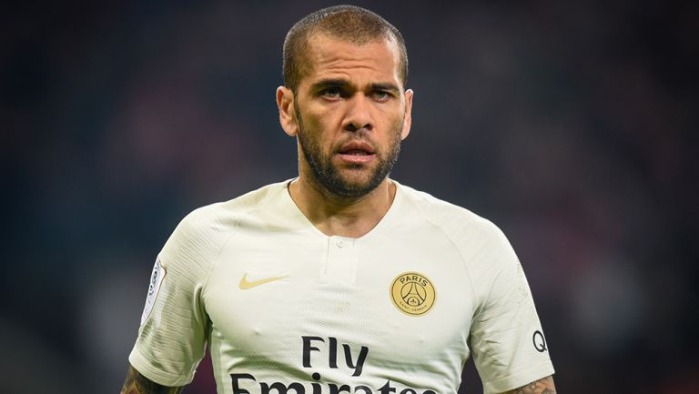 Dani Alves, con la playera blanca de PSG, misma que traerá el parche especial