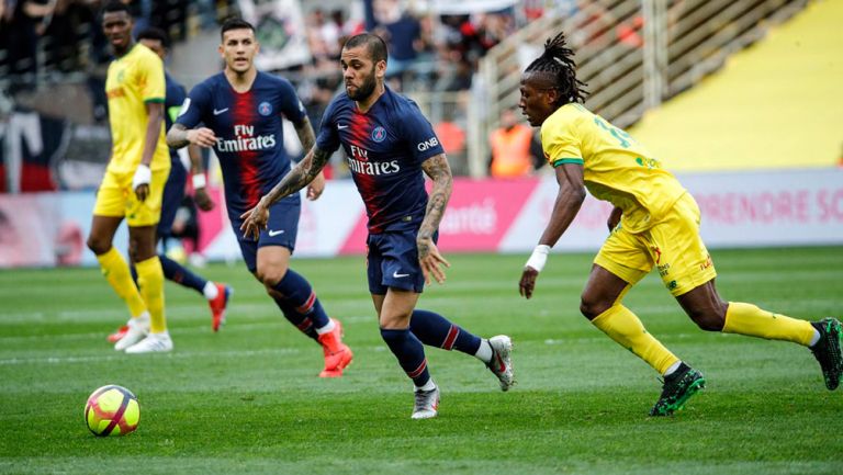 Dani Alves conduce el balón contra Nantes