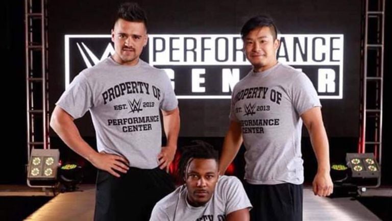 Garza Jr. posa con Kushida y Shane Strickland